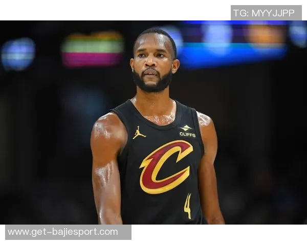 小莫布里半场表现出色7投3中贡献11分3篮板2助攻2盖帽 小莫布里半场表现出色7投3中贡献11分3篮板2助攻2盖帽